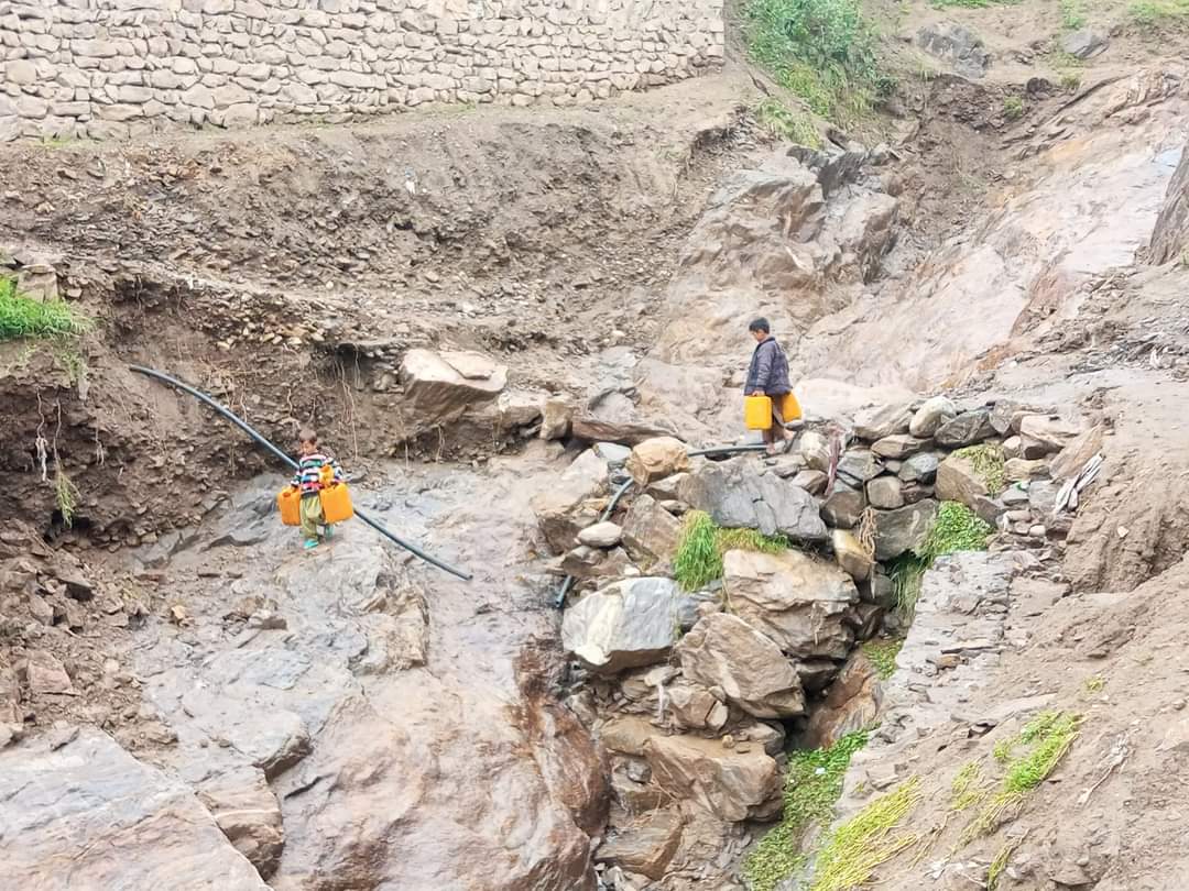 باشنده‌گان فیض‌‌آباد در مناطق سیل زده، با کمبود آب آشامیدنی روبرو استند