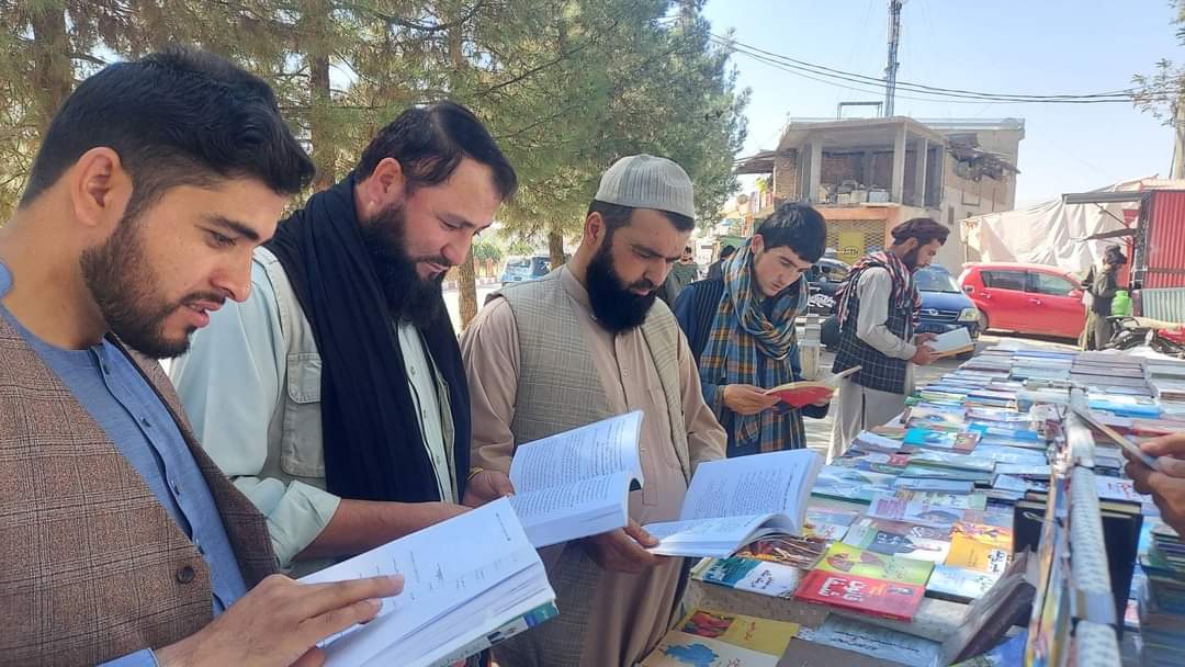 بازدیدکنندگان یک نمایشگاه کتابدر بدخشان بر ایجاد کتاب‌خانه‌ها در سطح ولسوالی‌ها تاکید دارند